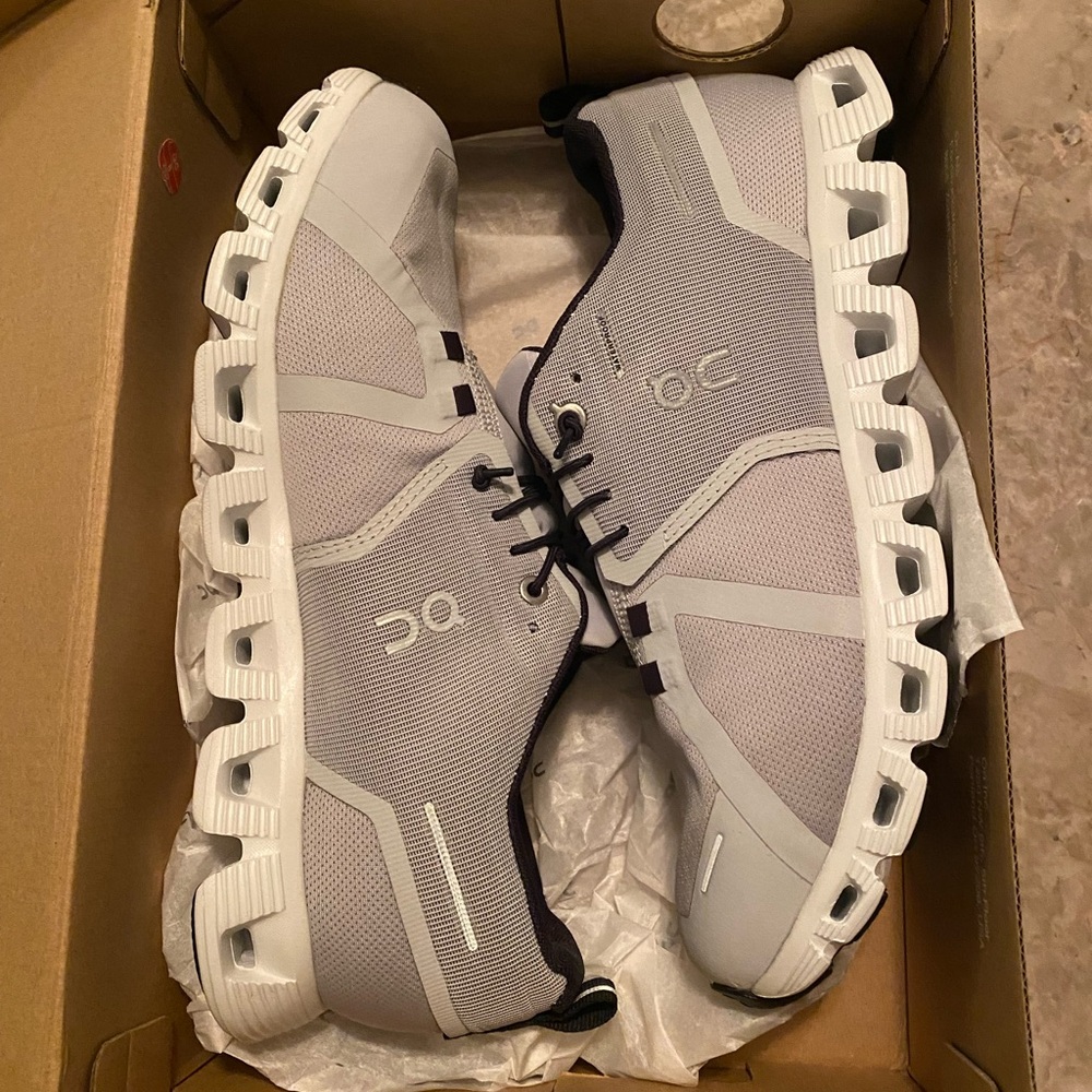 On cloud 5 Waterproof size 10 womens